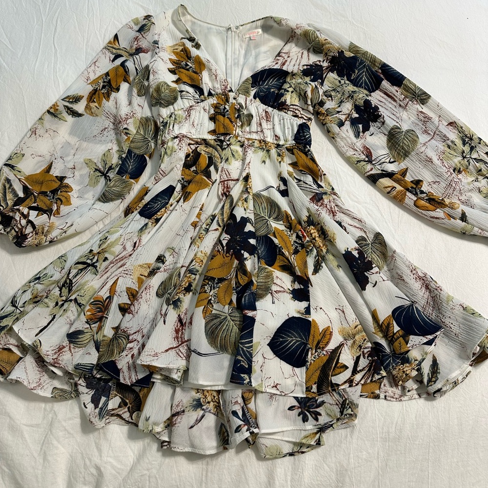 Lightweight balloon sleeve floral mini!